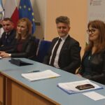 Spotkanie dotyczące wsparcia dla organizacji pozarządowych. Na zdjęciu: Arkadiusz Piecyk – dyrektor Wojewódzkiego Urzędu Pracy, Ewa Kopolovets – dyrektor Wydziału Polityki Społecznej i Zdrowia w ŚUW, Krzysztof Słoń - senator PiS, Aleksandra Marcinkowska – dyrektor Departamentu Wdrażania Europejskiego Funduszu Społecznego w Urzędzie Marszałkowskim w Kielcach / Iwona Murawska / Radio Kielce