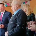 Sobowice w gminie Imielno. 107 urodziny Leona Kalety. Na zdjęciu (od lewej): Paweł Faryna - starosta Jędrzejowski i Leon Kaleta / Ewa Pociejowska - Gawęda / Radio Kielce