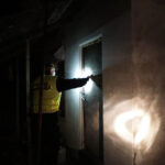 Kielce. Nocny patrol Straży Miejskiej przeszukiwał miejsca, w których nocują bezdomni. / Krzysztof Żołądek / Radio Kielce