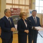 Nowa Słupia. Uroczystości z okazji odzyskania praw miejskich. Na zdjęciu (od lewej): poseł Bogdan Latosiński, posłanka Maria Zuba i poseł Andrzej Kryj / Mateusz Kaczmarczyk / Radio Kielce