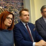 Na zdjęciu (od lewej): Barbara Szymańska - sekretarz Starachowic, Marek Materek - prezydent Starachowic i Adam Jarubas - konsultant ds. społecznych w starachowickim magistracie / Anna Głąb / Radio Kielce