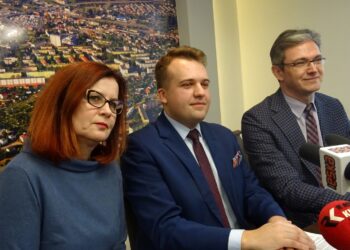 Na zdjęciu (od lewej): Barbara Szymańska - sekretarz Starachowic, Marek Materek - prezydent Starachowic i Adam Jarubas - konsultant ds. społecznych w starachowickim magistracie / Anna Głąb / Radio Kielce