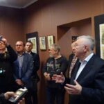 Skarżysko. Wernisaż wystawy "Szkic Niezłomnych w pracach Sylwestra Kiełka". Poseł Krzysztof Lipiec / Anna Głąb / Radio Kielce