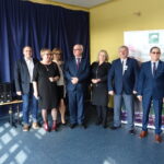 Zestawy komputerowe trafiły do szkół powiatu jędrzejowskiego. Na zdjęciu od lewej: Krzysztof Równicki, dyrektor Zespołu Placówek Oświatowych w Prząsławiu, Ewa Fortunka - kierownik Samorządowego Centrum Usług Wspólnych w Jędrzejowie, Agnieszka Dulęba-Kosowska - dyrektor SP w Potoku Wielkim, Józef Cepil - dyrektor ARiMR w Kielcach, Elżbieta Karczewska - dyrektor SP Łysaków, Krzysztof Majchrzak - kierownik biura powiatowego ARiMR w Jędrzejowie, Ryszard Bielak - dyrektor SP w Podchojnach, Marcin Piszczek - burmistrz Jędrzejowa. / Ewa Pociejowska-Gawęda / Radio Kielce