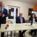 Rozmowy na temat przyszłości szkół w gminie Złota. Na zdjęciu od lewej: świętokrzyski kurator oświaty - Tadeusz Mądzik, wójt gminy Złota - Tadeusz Sułek, zastępca świętokrzyskiego kuratora oświaty - Katarzyna Nowacka / Ewa Pociejowska-Gawęda / Radio Kielce