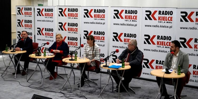 Studio Polityczne. Na zdjęciu (od lewej): Marek Kwitek - PiS, Róża Thun - PO, Magdalena Fogiel-Litwinek - Kukiz'15, Czesław Siekerski - PSL, Marek Kowalski - Nowoczesna / Karol Żak / Radio Kielce