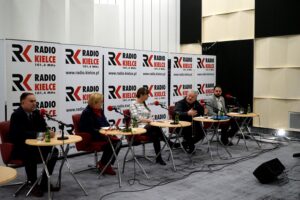 Studio Polityczne. Na zdjęciu (od lewej): Marek Kwitek - PiS, Róża Thun - PO, Magdalena Fogiel-Litwinek - Kukiz'15, Czesław Siekerski - PSL, Marek Kowalski - Nowoczesna / Karol Żak / Radio Kielce