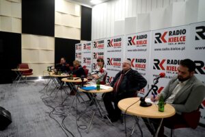 Studio Polityczne. Na zdjęciu (od lewej): Marek Kwitek - PiS, Róża Thun - PO, Magdalena Fogiel-Litwinek - Kukiz'15, Czesław Siekerski - PSL, Marek Kowalski - Nowoczesna / Karol Żak / Radio Kielce