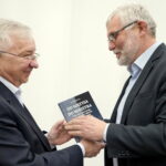 Studio Polityczne Radia Kielce. Poseł PiS Krzysztof Lipiec (z lewej) wręcza Lucjanowi Pietrzczykowi książkę Jana Warzechy "Od sołtysa do ministra" / Kamil Król / Radio Kielce