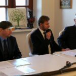 Wiązownica Kolonia. Konferencja na temat powstania styczniowego. Na zdjęciu (od lewej): Dariusz Kubalski, Paweł Staszczak i prof. Jacek Legieć / Grażyna Szlęzak - Wójcik / Radio Kielce