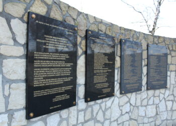 Tablice pamiątkowe na Starym Cmentarzu tzw. „ Parku Pamięci”  / Marta Gajda / Radio Kielce