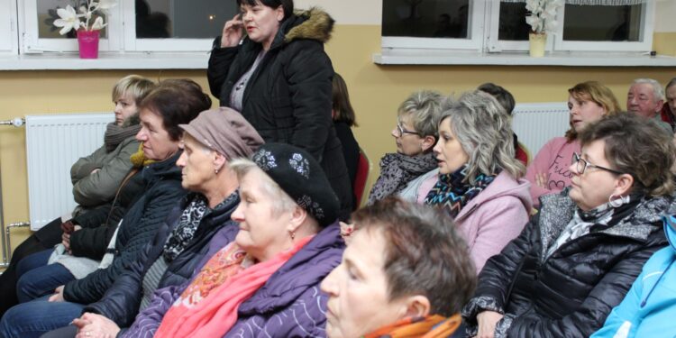 Zebranie sołeckie w świetlicy wiejskiej Domu Ludowego w Chrobrzu / Marta Gajda / Radio Kielce