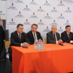 Podpisanie porozumienia w sprawie przekazania profesjonalnego urządzenia do pomiaru jakości powietrza  miedzy Miastem i Gminą Wiślica, a Polską Spółką Gazownictwa / Marta Gajda / Radio Kielce