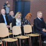 Podpisanie porozumienia w sprawie przekazania profesjonalnego urządzenia do pomiaru jakości powietrza  miedzy Miastem i Gminą Wiślica, a Polską Spółką Gazownictwa / Marta Gajda / Radio Kielce