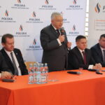 Podpisanie porozumienia w sprawie przekazania profesjonalnego urządzenia do pomiaru jakości powietrza  miedzy Miastem i Gminą Wiślica, a Polską Spółką Gazownictwa. Przemawia: Krzysztof Lipiec, poseł PiS / Marta Gajda / Radio Kielce