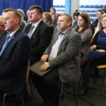 Podpisanie porozumienia w sprawie przekazania profesjonalnego urządzenia do pomiaru jakości powietrza  miedzy Miastem i Gminą Wiślica, a Polską Spółką Gazownictwa / Marta Gajda / Radio Kielce