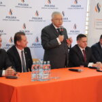 Podpisanie porozumienia w sprawie przekazania profesjonalnego urządzenia do pomiaru jakości powietrza  miedzy Miastem i Gminą Wiślica, a Polską Spółką Gazownictwa. Przemawia: Krzysztof Lipiec, poseł PiS / Marta Gajda / Radio Kielce