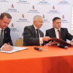 Podpisanie porozumienia w sprawie przekazania profesjonalnego urządzenia do pomiaru jakości powietrza  miedzy Miastem i Gminą Wiślica, a Polską Spółką Gazownictwa / Marta Gajda / Radio Kielce