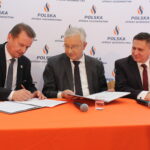Podpisanie porozumienia w sprawie przekazania profesjonalnego urządzenia do pomiaru jakości powietrza  miedzy Miastem i Gminą Wiślica, a Polską Spółką Gazownictwa / Marta Gajda / Radio Kielce