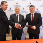 Podpisanie porozumienia w sprawie przekazania profesjonalnego urządzenia do pomiaru jakości powietrza  miedzy Miastem i Gminą Wiślica, a Polską Spółką Gazownictwa / Marta Gajda / Radio Kielce