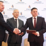 Podpisanie porozumienia w sprawie przekazania profesjonalnego urządzenia do pomiaru jakości powietrza  miedzy Miastem i Gminą Wiślica, a Polską Spółką Gazownictwa / Marta Gajda / Radio Kielce