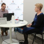 Podpisanie porozumienia w sprawie przekazania profesjonalnego urządzenia do pomiaru jakości powietrza  miedzy Miastem i Gminą Wiślica, a Polską Spółką Gazownictwa / Marta Gajda / Radio Kielce