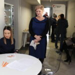 Podpisanie porozumienia w sprawie przekazania profesjonalnego urządzenia do pomiaru jakości powietrza  miedzy Miastem i Gminą Wiślica, a Polską Spółką Gazownictwa / Marta Gajda / Radio Kielce