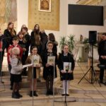 Busko. Spektakl „Nie zapomnijcie o nas…” prezentowany w kościele p.w. św. Brata Alberta Chmielowskiego / Marta Gajda / Radio Kielce