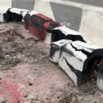 Zniszczone elementy stanowiące obrys  ronda u zbiegu ulic 11 Listopada i Wojska Polskiego / Grażyna Szlęzak-Wójcik / Radio Kielce