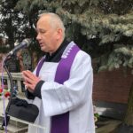 77. rocznica przekształcenia Związku Walki Zbrojnej w Armię Krajową. Modlitwę za poległych żołnierzy AK odmawia ksiądz Jerzy Dąbek / Grażyna Szlęzak-Wójcik / Radio Kielce