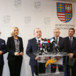 Konferencja w urzędzie marszałkowskim. Na zdjęciu: Mariusz Gosek - członek zarządu województwa świętokrzyskiego, Renata Janik - wicemarszałek województwa świętokrzyskiego, Marek Bogusławski - członek zarządu województwa świętokrzyskiego, Andrzej Bętkowski - marszałek województwa świętokrzyskiego, Andrzej Pruś, przewodniczący sejmiku województwa świętokrzyskiego / Urząd Marszałkowski Województwa Świętokrzyskiego / Radio Kielce