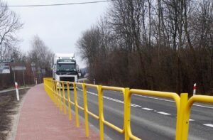 Nietulisko, gmina Kunów. Ciąg drogi krajowej nr 9, chodnik wybudowany w ramach programu likwidacji miejsc niebezpiecznych / Anna Głąb / Radio Kielce