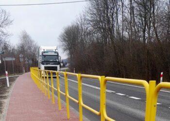 Nietulisko, gmina Kunów. Ciąg drogi krajowej nr 9, chodnik wybudowany w ramach programu likwidacji miejsc niebezpiecznych / Anna Głąb / Radio Kielce