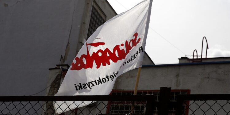 Związkowcy NSZZ „Solidarność” Delfo-SHL rozpoczęli akcję protestacyjną / Jarosław Kubalski / Radio Kielce