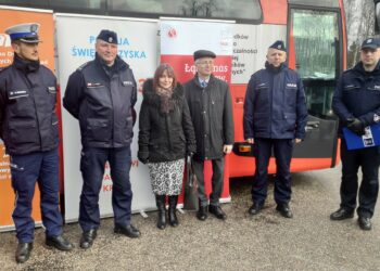 Kielce. Inauguracja akcji "Nie rozlewaj krwi na drodze". Na zdjęciu (od lewej): Mariusz Bednarski - Komenda Wojewódzka Policji w Kielcach, inspektor Paweł Dzierżak - Komendant Wojewódzki Policji w Kielcach, Zdzisława Sitarz-Żelazna - zastępca dyrektora Regionalnego Centrum Krwiodawstwa i Krwiolecznictwa w Kielcach, Krzysztof Strzelczyk - dyrektor świętokrzyskiego Oddziału Generalnej Dyrekcji Dróg i Autostrad, Artur Bielecki - zastępca Komendanta Wojewódzkiego Policji w Kielcach i Kamil Tokarski - rzecznik Komendanta Wojewódzkiego Policji w Kielcach / Izabela Mortas / Radio Kielce