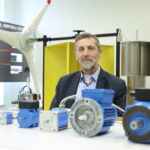 Profesor Zbigniew Goryca z Wydziału Inżynierii Środowiska, Geomatyki i Energetyki Politechniki Świętokrzyskiej został doceniony za opracowany szereg bezszczotkowych silników z magnesami trwałymi i optycznymi czujnikami położenia wirnika / Kamil Dziewit / Politechnika Świętokrzyska