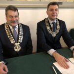 Przewodniczący Rady Miasta Wojciech Czerwiec i burmistrz Marcin Marzec na obradach Młodzieżowej Rady Miasta / Grażyna Szlęzak-Wójcik / Radio Kielce