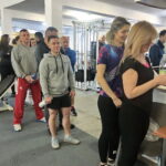 Seminarium żywieniowo - szkoleniowe siłownia przy Porcie Kultury. Na zdjęciu uczestnicy w kolejce do pomiaru ciśnienia i poziomu cukru / Grażyna Szlęzak - Wójcik / Radio Kielce