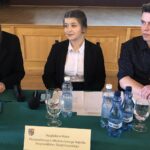Obrady Młodzieżowego Sejmiku Województwa Świętokrzyskiego. Od lewej: wiceprzewodnicząca Julia Dziuba, przewodnicząca Magdalena Malec, sekretarz Filip Płatek / Grażyna Szlęzak-Wójcik / Radio Kielce