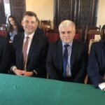 Obrady Młodzieżowego Sejmiku Województwa Świętokrzyskiego. Goście obrad: od lewej: przewodniczący Rady Miasta Sandomierza Wojciech Czerwiec, burmistrz Sandomierza Marcin Marzec, radny Sejmiku Województwa Świętokrzyskiego Andrzej Swajda, wiceburmistrz Sandomierza Paweł Niedźwiedź / Grażyna Szlęzak-Wójcik / Radio Kielce