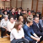 Miernów. Rodzice, mieszkańcy i nauczyciele w gminie Złota spotkali się z wójtem w Sali Szkoły Podstawowej im Jana Jasińskiego w Miernowie / Marta Gajda / Radio Kielce