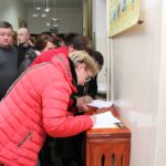 Miernów. Rodzice, mieszkańcy i nauczyciele w gminie Złota spotkali się z wójtem w Sali Szkoły Podstawowej im Jana Jasińskiego w Miernowie / Marta Gajda / Radio Kielce