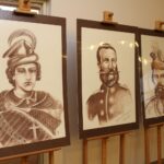 Pińczów. W holu biblioteki można podziwiać wystawę obrazów pod tytułem ”Sylwetki powstańców z okresu powstania styczniowego” / Marta Gajda / Radio Kielce