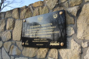 Tablice pamiątkowe na Starym Cmentarzu tzw. „ Parku Pamięci” / Marta Gajda / Radio Kielce