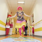 09.11.2016 Świętokrzyskie Centrum Pediatrii. Fundacja "Dr Clown" przekazała Hop Grę dla dzieci. / Jarosław Kubalski / Radio Kielce