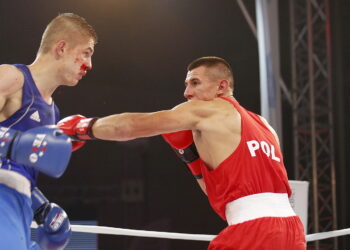 23.11.2018 Kielce. Mecz bokserski Polska - Rosja. Bartosz Gołębiewski i Aleksiej Semykin / Jarosław Kubalski / Radio Kielce