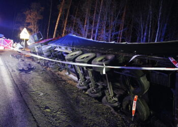 27.01.2019 Wypadek na skrzyżowaniu dróg krajowej nr 73 Kielce - Piotrków Trybunalski i 728 / Jarosław Kubalski / Radio Kielce