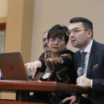 28.01.2019 Kielce. Spotkanie rodziców w sprawie naboru do szkół średnich. Świętokrzyski Kurator Oświaty Kazimierz Mądzik, pełnomocnik prezydenta Danuta Papaj i zastępca prezydenta Marcin Różycki / Jarosław Kubalski / Radio Kielce