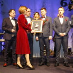 01.02.2019 Kielce. 67. Plebiscyt Świętokrzyskie Gwiazdy Sportu 2018. Gala finałowa. „Drużyna roku” - Nosan Kielce. Statuetkę wręcza wiceminister sportu i turystyki Anna Krupka / Jarosław Kubalski / Radio Kielce