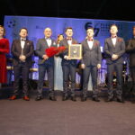 01.02.2019 Kielce. 67. Plebiscyt Świętokrzyskie Gwiazdy Sportu 2018. Gala finałowa. „Drużyna roku” - Nosan Kielce. Statuetkę wręczyła wiceminister sportu i turystyki Anna Krupka / Jarosław Kubalski / Radio Kielce